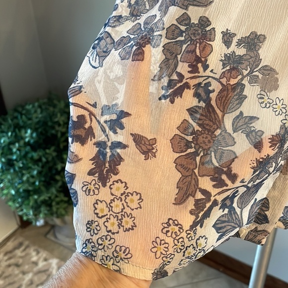 Free People Oversized boho style floral semi sheer blouse. Neutral colors XS - Picture 9 of 14